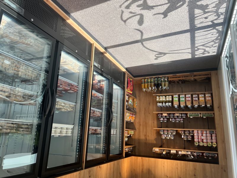 Kühlregale im Inneren des Emmerich24 Stores